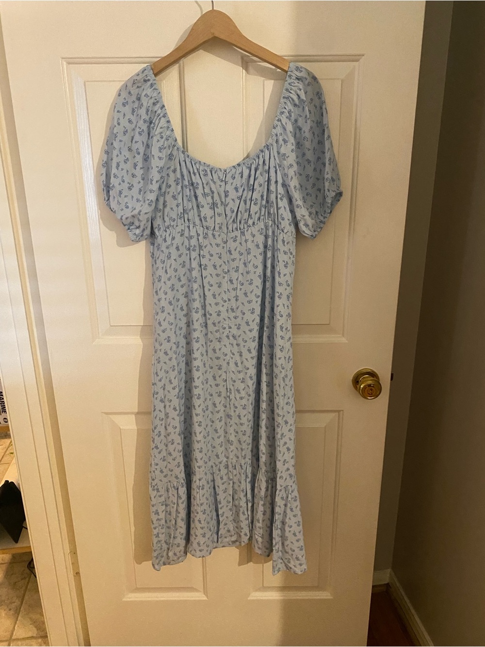 Light Blue Floral Puff-Sleeve Midi Dress with Scoop Neck